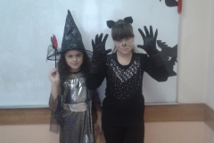 Участницы Хэллоуина в костюмах